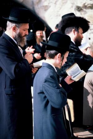 西の壁で祈るユダヤ教徒